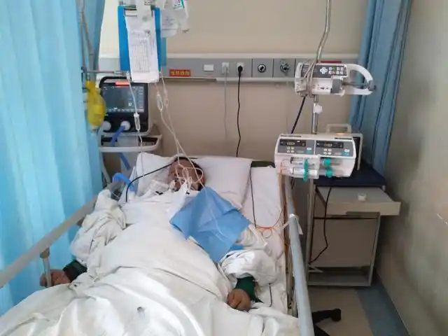 图片,视频由中山一院提供2月16日晚,一名重症患者病情突然恶化,正在