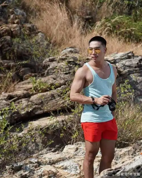 型男的肌肉表面青筋暴起,不愧是一个有气概的男子汉