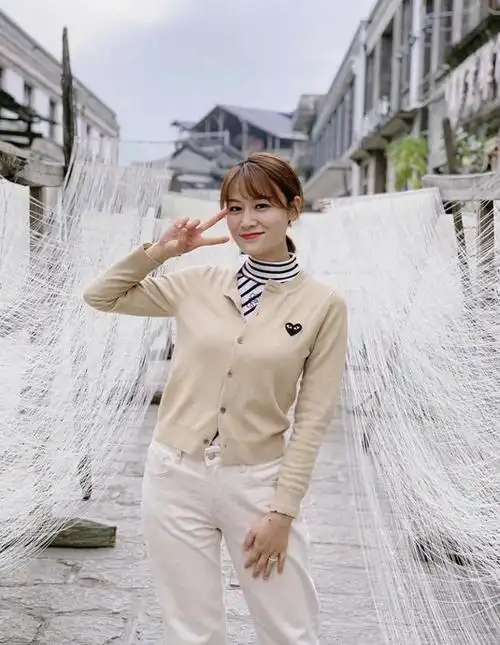 叶一茜真不愧是田亮的老婆,穿棕黄色连衣裙配短发凹造型,美翻了