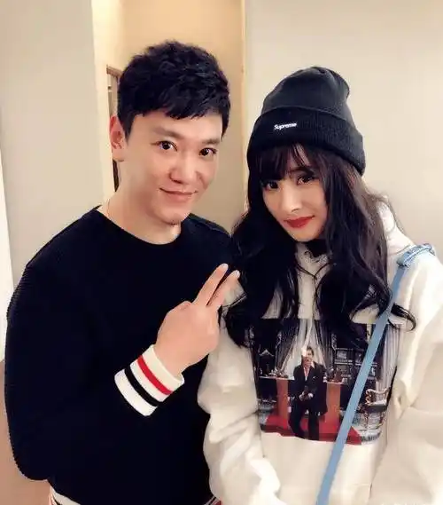 原创杨幂和男友人多张合照曝光美颜太过被吐槽p到变形两人1个月内来往