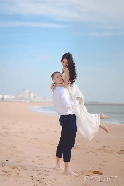 在沙滩上拥抱恩爱的夫妻的浪漫