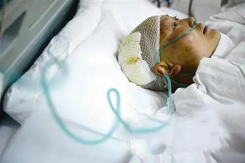 厦门一工地塔吊钢绳断裂砸死女工另一女工受伤