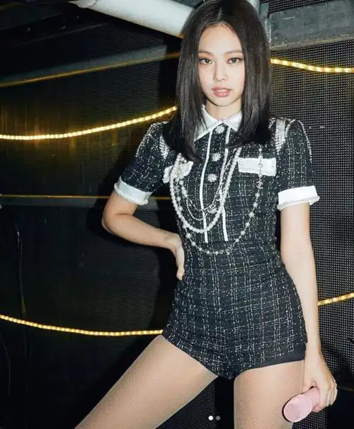 人间香奈儿jennie辣翻天水蛇腰蜜大腿轮流炫