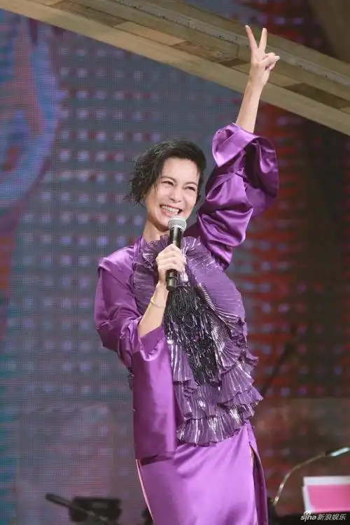 拼了!赵学而红馆开唱 仅穿内衣身材骨感