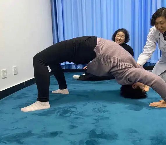 为患者及患者家属指导功能锻炼康复操