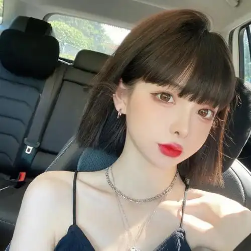 (cr:@小冉同学y)而姐妹的头顶有点尖,加上发量偏少,发尾还卷成内扣