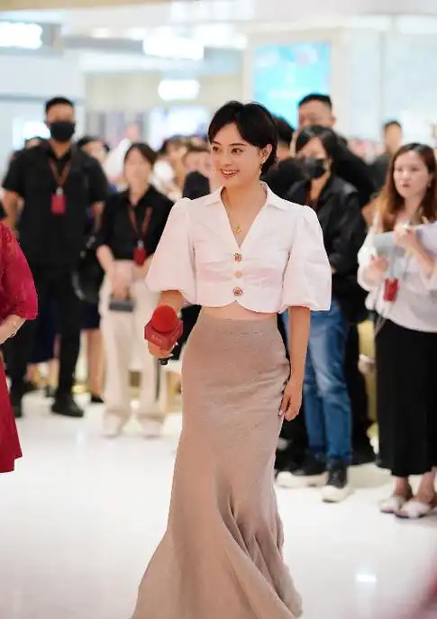 40岁孙俪出席活动,穿搭太尴尬身高似1米5,手背青筋暴凸暴露年龄