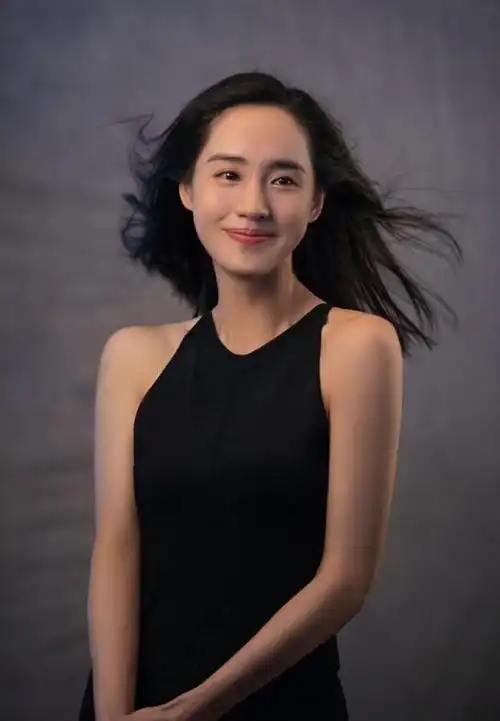 从秋雅变身东方不败!王智穿红衣古装太惊艳,回归演员乘风再破浪