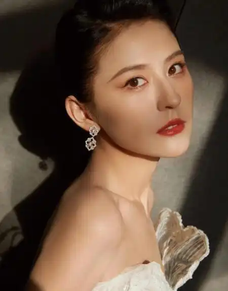 热依扎:可以批评我平胸没有腰,但不能阻止我穿衣少!