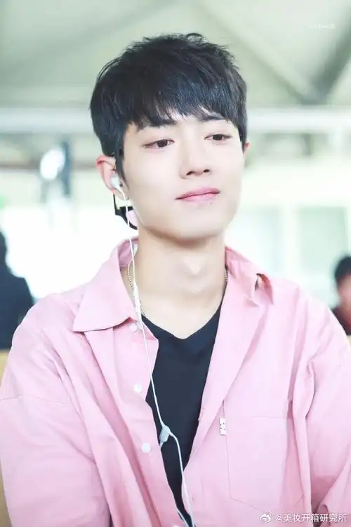 x玖少年团##肖战##肖战纯白u领t恤