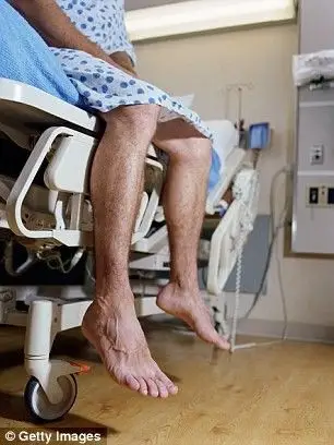 澳洲大叔与女友起争执阴囊被撕裂