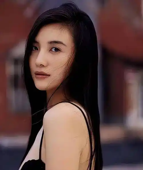 然而,在与经验丰富的女主角陶虹对戏时,宋佳感受到了前所未有的压力