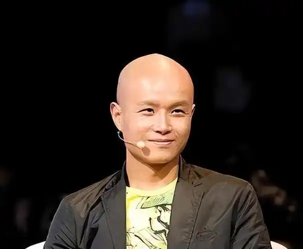 48岁乐嘉近况:移居美国,喝天价矿泉水,他已经走上了一条不归路