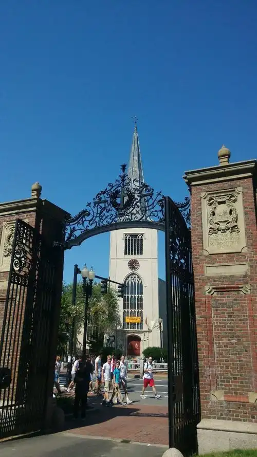 但哈佛校园内的建筑几乎个个恢弘大气,令人肃然起敬.