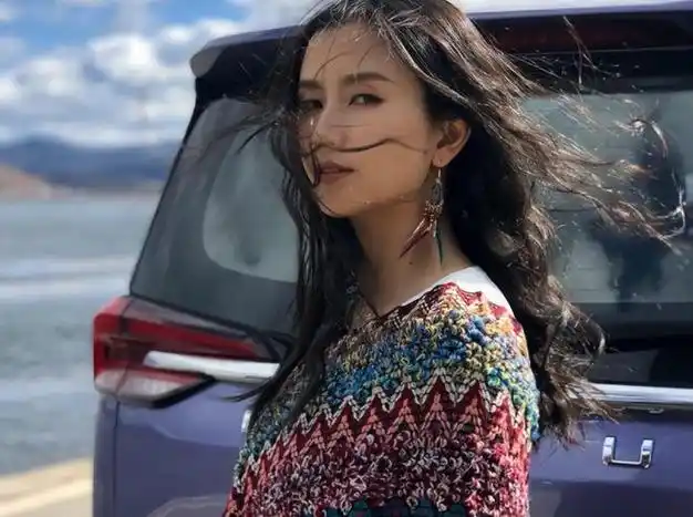 伏玟晓:一婚嫁北大学霸,二婚嫁有钱人,34岁单身独自带儿子生活