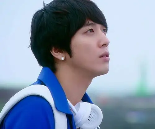 因一部韩国偶像剧《原来是美男啊》出演男二号"姜新禹"被众多fans所