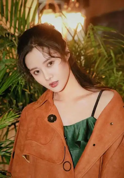 演员隋雨蒙长相甜美俏皮可爱,一身橘色装扮时尚靓丽颇具青春活力