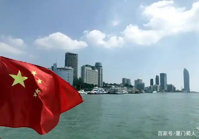 国庆日,厦门民主党派向市民游客发放国旗