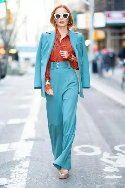 二:对比色搭配法 1:色轮上对比颜色的搭配(红色 绿色,蓝色 橙色,紫色