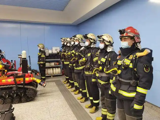 北京市消防救援总队举行城市地铁隧道消防救援综合实战演练