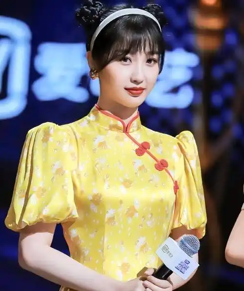 虞书欣穿红旗袍迎新年,扎哪吒头宛如年画娃娃