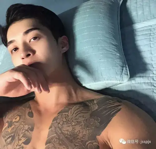 韩国模特 tae kook jeon 胸肌上长了一对翅膀!