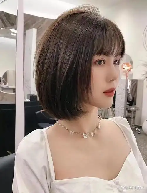 其实,是可以利用刘海来修饰圆脸,就能打造出小脸型,或者是适合圆脸的