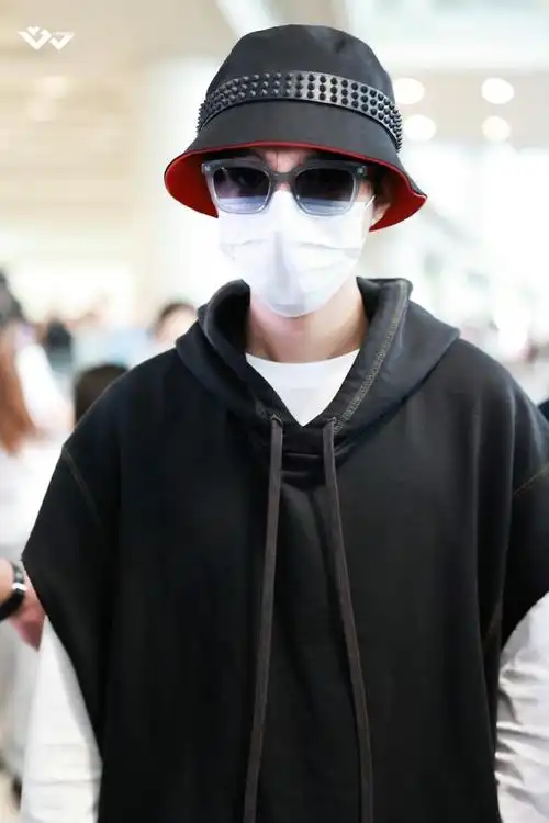 王俊凯回国机场图