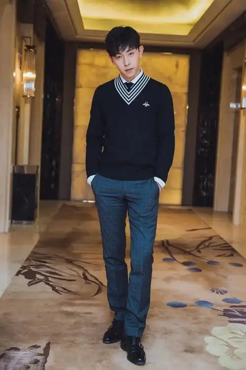 (他有184比大部分圈内男星都高,但是才看他的时候以为他只有不到175.