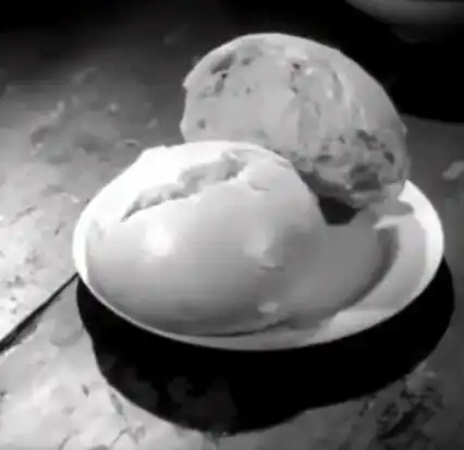 这是一盘白面馒头,如今在北方家庭中是主粮,但在民国时期,一般家庭都