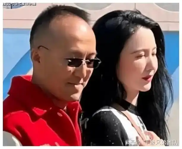 张萌一家游迪士尼,富豪老公搂抱,5岁女儿酷似妈妈成小富二代!