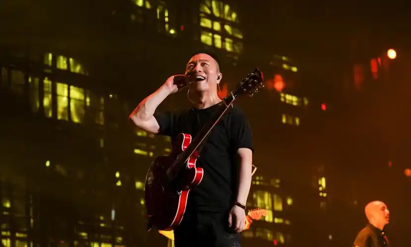 许巍"无尽光芒"巡演深圳正式起航 "春茧"变身音乐游乐场