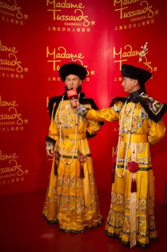 吴奇隆帝王形象成蜡像 俩四爷真假难辨