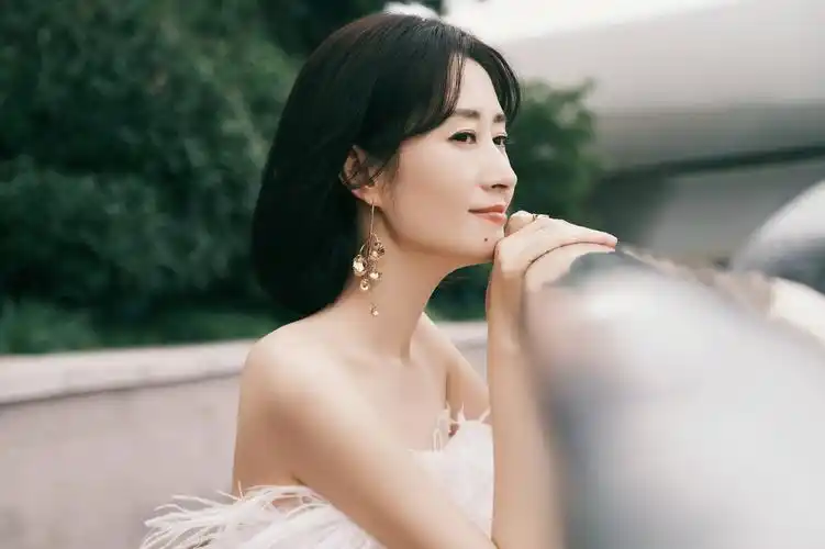 刘敏涛穿一袭白衣清雅干净 肤白貌美宛如白月光