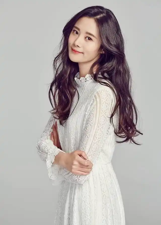 隋雨蒙公开一组最新写真仙气十足