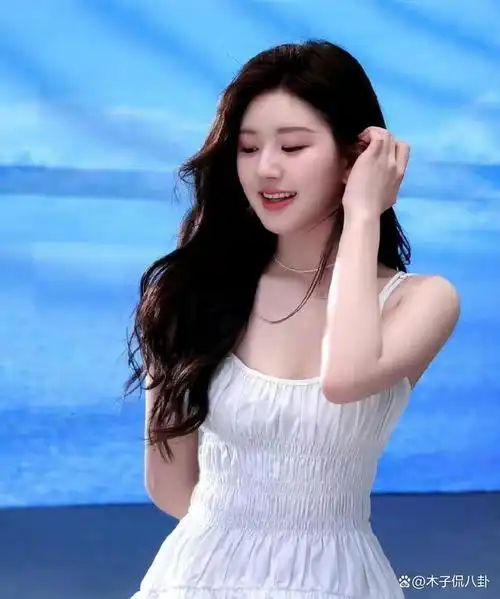 赵露思身材被低估了!白色修身长t搭配运动内衣,尽显青春美