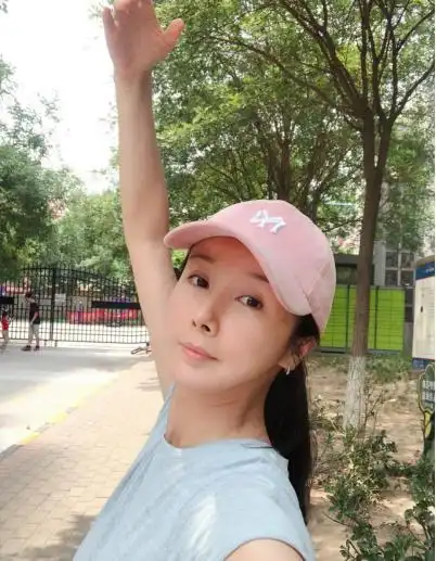 照片里孙菲菲一身运动装,带着粉粉嫩嫩的帽子,看上去状态十分好,年近
