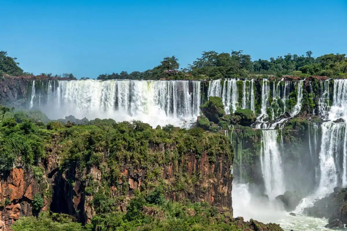 伊瓜苏大瀑布是世界上最宽的瀑布,地处于阿根廷与巴西边界上伊瓜苏河
