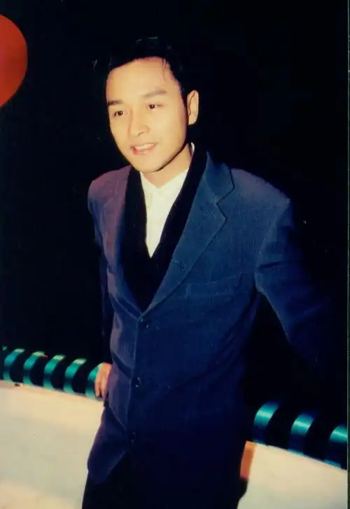 能不能给我发点张国荣的照片? - 知乎