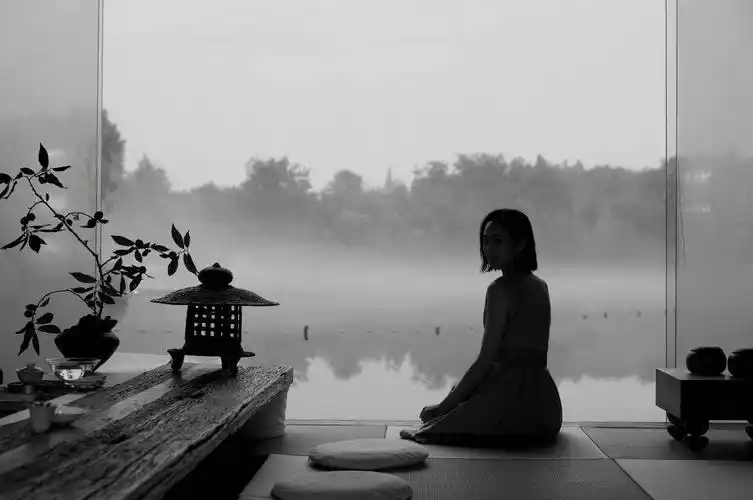 张钧甯拍冷调意境大片 穿淡蓝色连衣裙显优雅气质