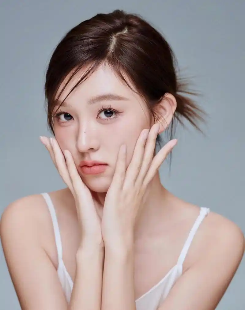 标准的鹅蛋脸美女,清透妆容下颜值好高