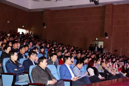 台下观众聚精会神观看孩子演出,不由自主纷纷拿出手机拍下一幕幕精彩