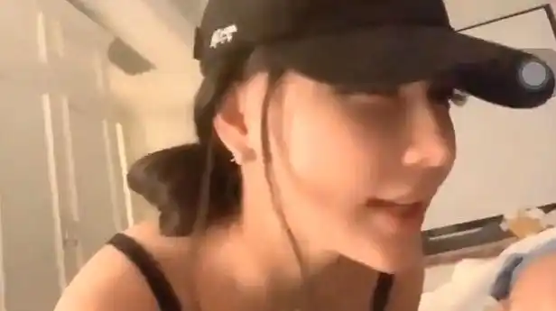 斗鱼女主播苏恩直播走光露点视频回放中并未被立即封禁仍与米娜进行