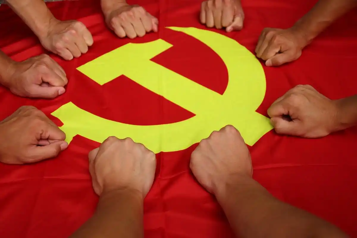 杨福家 摄森林消防员向党旗对党宣誓.