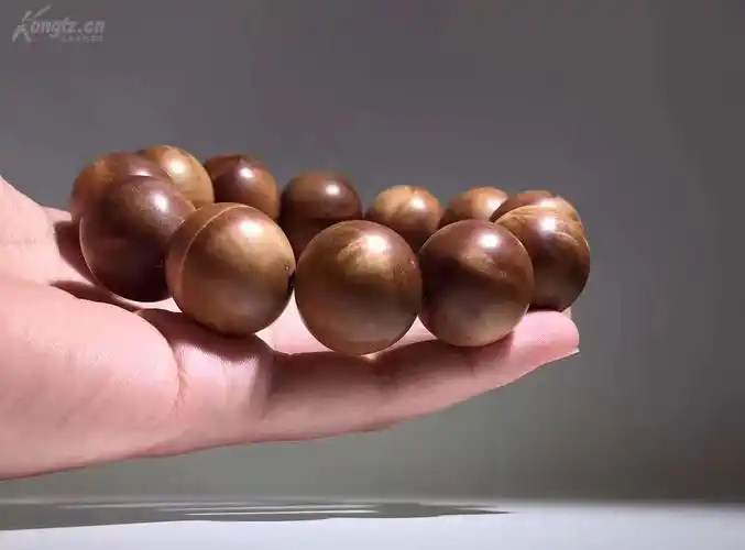 印度老山檀手串,水波纹,瘤疤,油脂快要溢出表面,香味浓郁,珠径:2.0cm