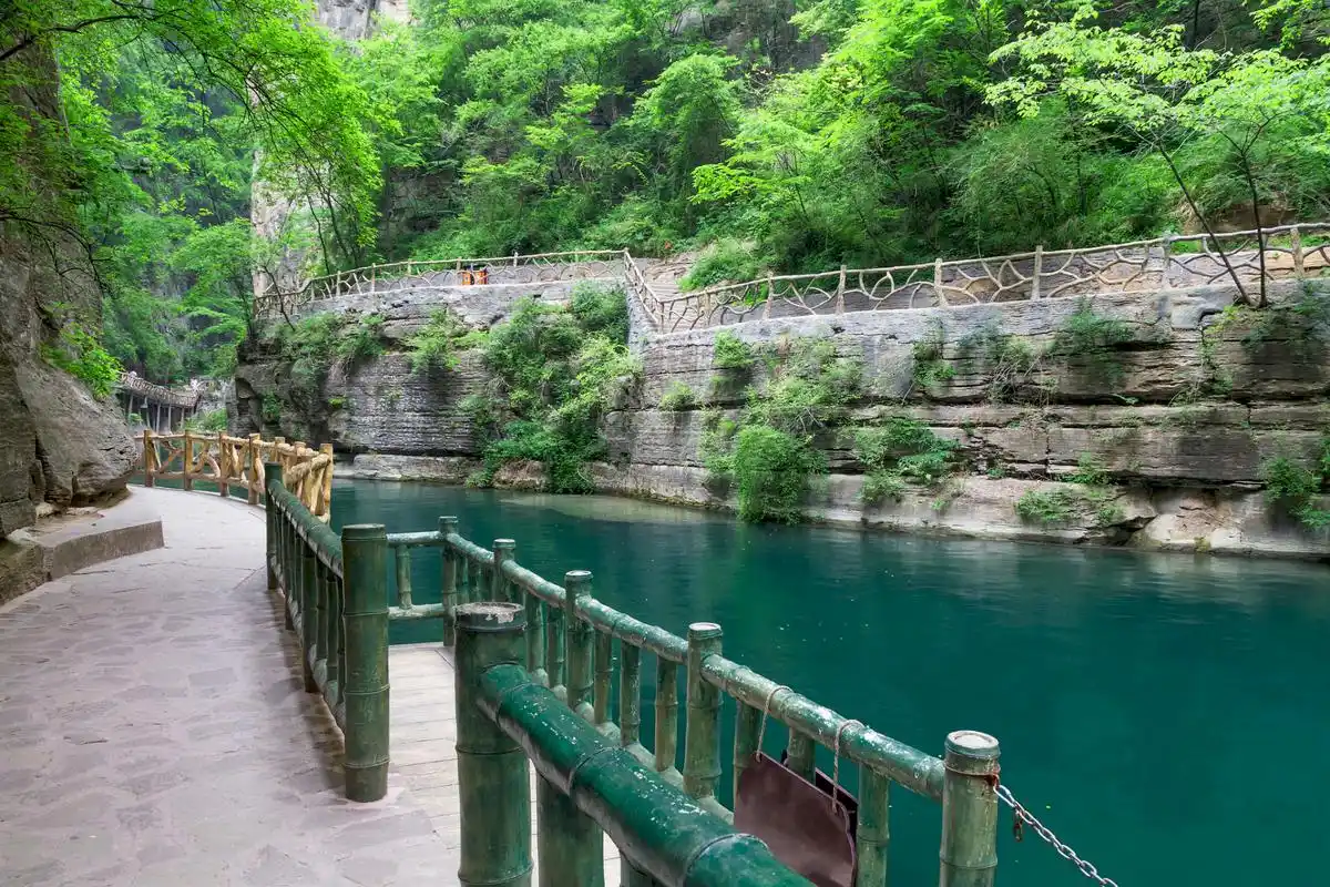 新乡八里沟景区位于河南省新乡市西北部辉县境内,地处太行山南麓,豫晋