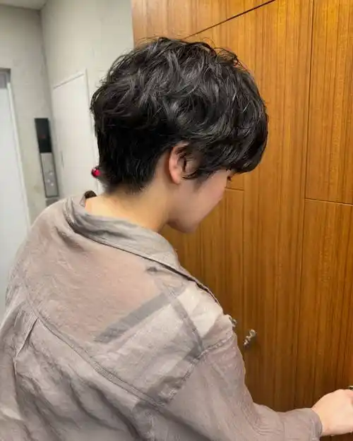 女士短发别乱整,蓬松烫刚刚好,不夸张很时尚_发型_女性_魅力