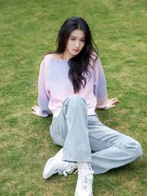 日常的王楚然看似穿搭随意,但也会有一些搭配小心思,白t配浅色牛仔