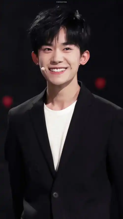 求易烊千玺笑得很开心的图片