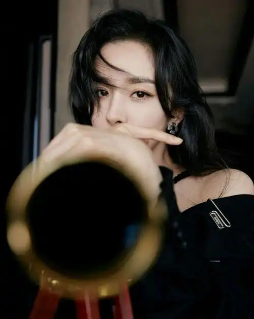 杨幂最新写真红唇长发黑色短裙冷艳酷飒